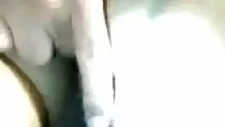 فتاة مثيرة بفستان أخضر تستمني في فتحتها الضيقة المبللة