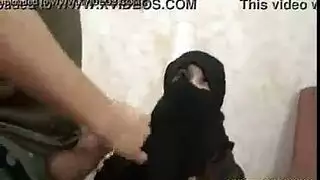 هؤلاء الآسيويين يحتاجون اللسان في حلقهم والقضبان في أفواههم