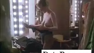 صديقة تخلع ملابسها لملابس داخلية من أجل نكاح إباحي عنيف