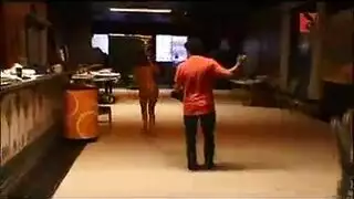 عري عام: مراهقات يكشفن فرجهن لجنس خارجي