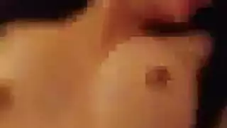 كتكوت يرتدي بنطالًا جيدًا يركب بقوة على جوهرة تبدو