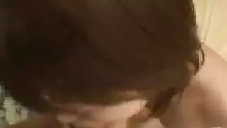 صغيرات وفضوليات: تركيز فموي مثلي على كس مراهقة مشعر