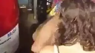 استمناء القضيب المحظوظ في النادي يتحول إلى مص مزدوج من العضوات المنحرفات