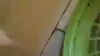 بلع عميق بشفاه لامعة وأظافر متناسقة