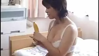 الفتاة اليابانية المبتسمة تحب الوضعية الكلبية القاسية والنهاية بالقذف