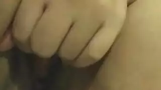 عاهرة آسيوية تشتهي تتباهى بسراويلها الصفراء الصغيرة وبظرها المحلوق