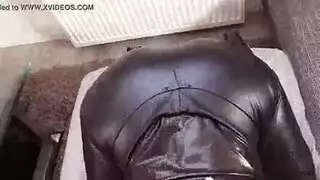 الملابس تنزع، تظهر عضلات بطن صلبة وقضيب غليظ